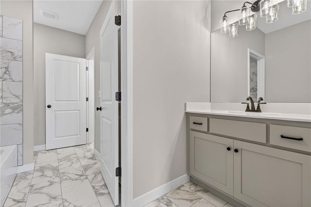4867 NW Vicolo Dellamore Way, Riverside, MO 64150