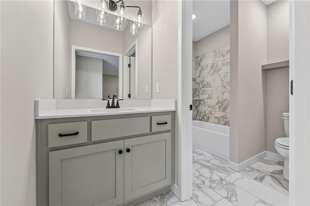 4867 NW Vicolo Dellamore Way, Riverside, MO 64150