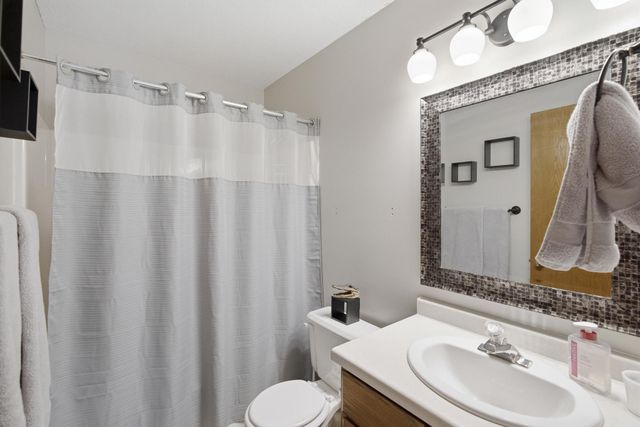 1576 La Mar Drive, Mankato, MN 56003
