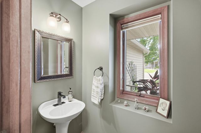 1576 La Mar Drive, Mankato, MN 56003