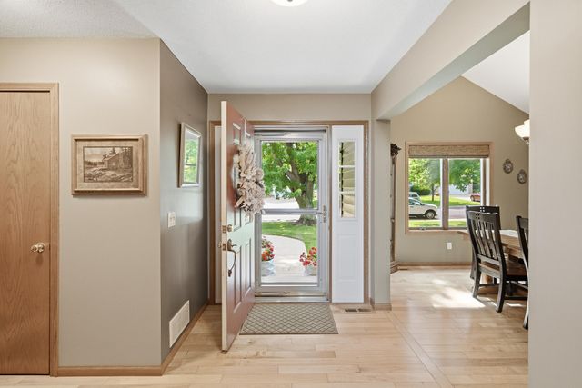 1576 La Mar Drive, Mankato, MN 56003