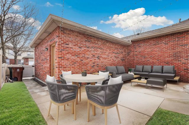 6577 Pine Lake Drive, Tinley Park, IL 60477