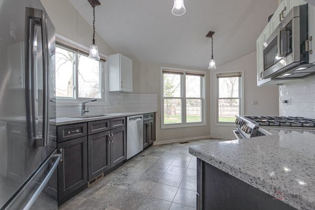 212 Willow Parkway, Buffalo Grove, IL 60089