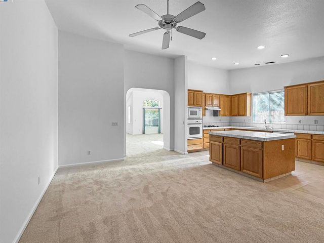 2352 Gretchen Elizabeth Ct, Tracy, CA 95377