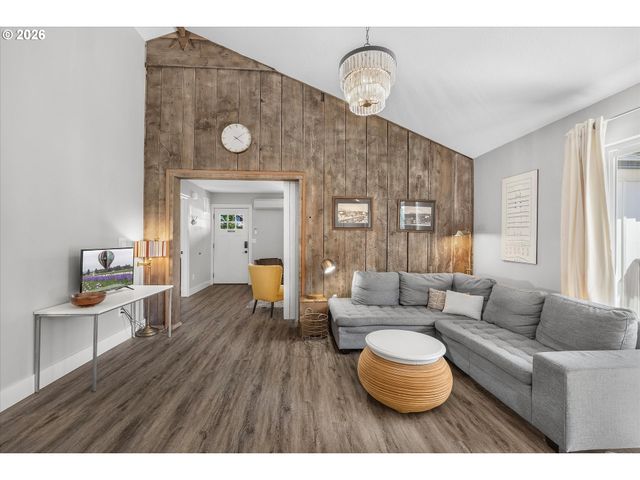 809 JQ ADAMS St, Oregon City, OR 97045