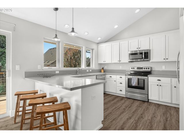 809 JQ ADAMS St, Oregon City, OR 97045