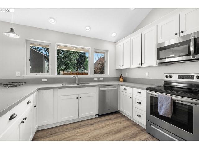 809 JQ ADAMS St, Oregon City, OR 97045