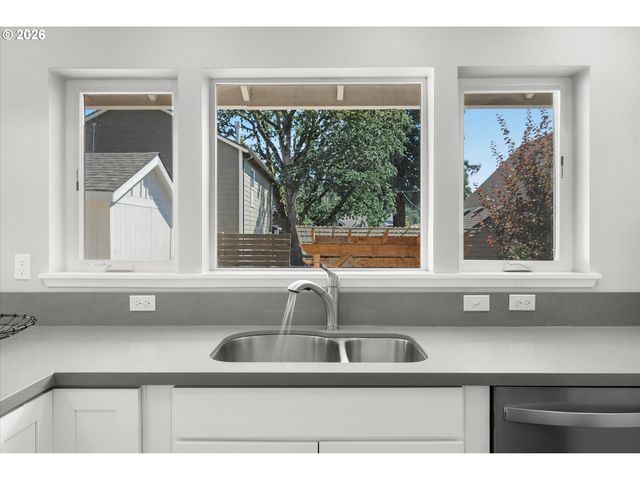 809 JQ ADAMS St, Oregon City, OR 97045