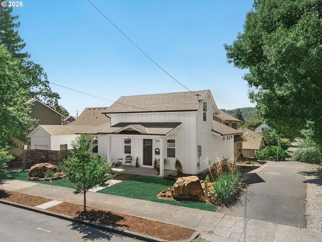 809 JQ ADAMS St, Oregon City, OR 97045
