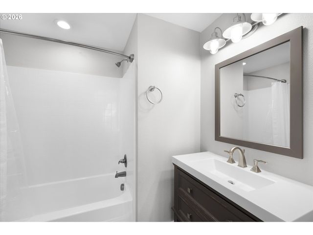 809 JQ ADAMS St, Oregon City, OR 97045