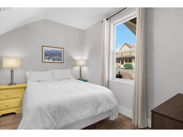 809 JQ ADAMS St, Oregon City, OR 97045