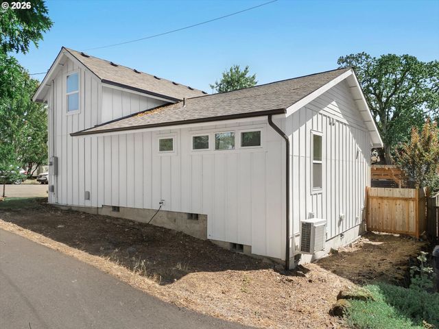 809 JQ ADAMS St, Oregon City, OR 97045