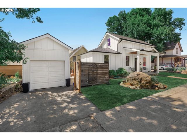 809 JQ ADAMS St, Oregon City, OR 97045