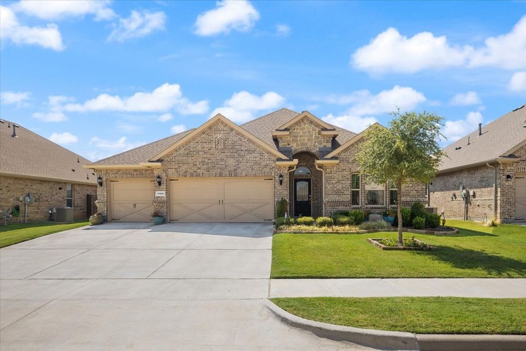 1109 Whispering Hill Drive, Mansfield, TX 76063 — exterior