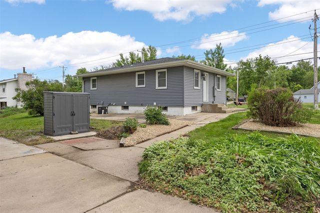 3030 O Avenue NW, Cedar Rapids, IA 52405