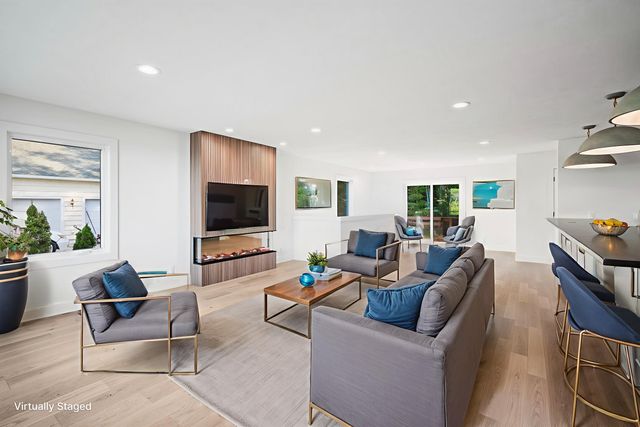 10191 Peninsula Drive, Traverse City, MI 49686