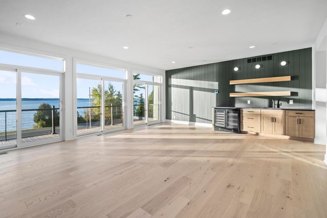 10191 Peninsula Drive, Traverse City, MI 49686