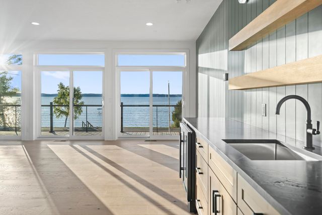 10191 Peninsula Drive, Traverse City, MI 49686