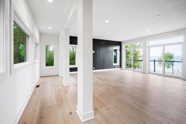 10191 Peninsula Drive, Traverse City, MI 49686