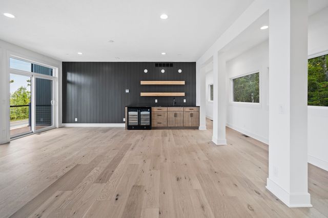 10191 Peninsula Drive, Traverse City, MI 49686