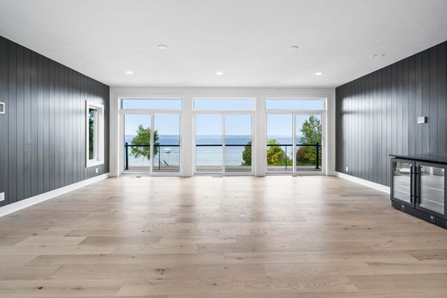 10191 Peninsula Drive, Traverse City, MI 49686