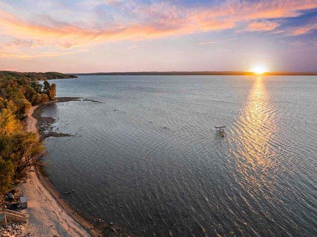 10191 Peninsula Drive, Traverse City, MI 49686