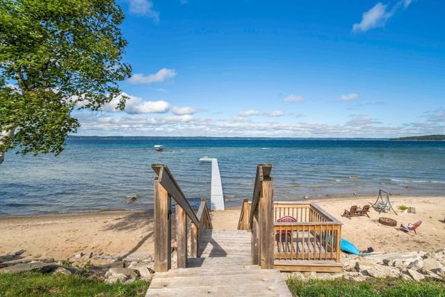 10191 Peninsula Drive, Traverse City, MI 49686