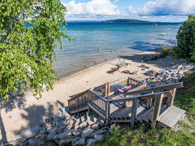 10191 Peninsula Drive, Traverse City, MI 49686