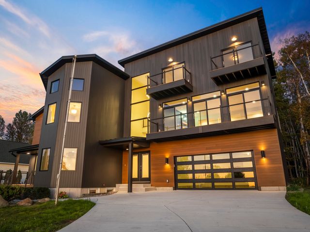 10191 Peninsula Drive, Traverse City, MI 49686