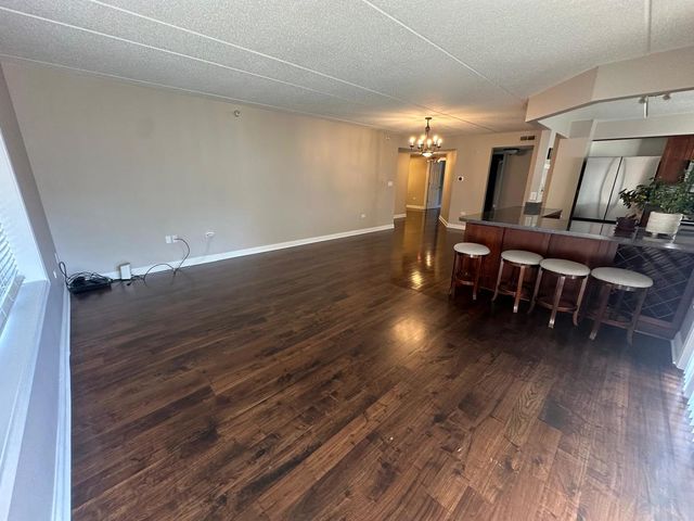 430 S Western Avenue 203, Des Plaines, IL 60016