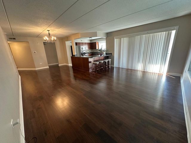 430 S Western Avenue 203, Des Plaines, IL 60016