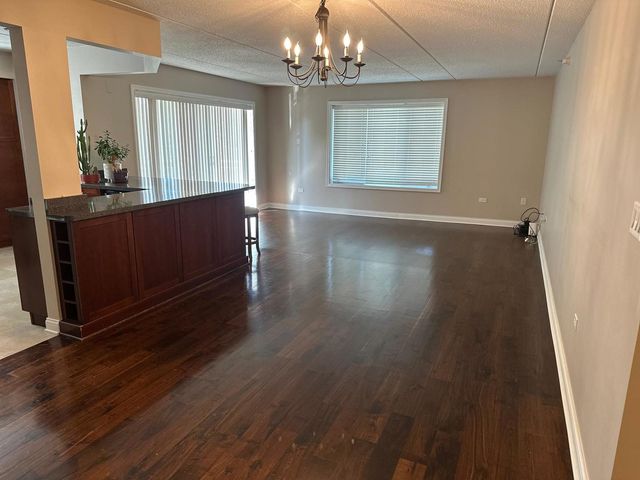 430 S Western Avenue 203, Des Plaines, IL 60016