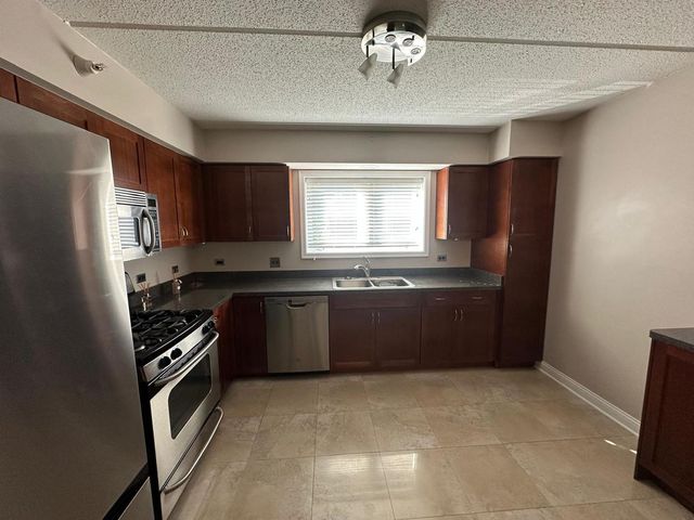 430 S Western Avenue 203, Des Plaines, IL 60016