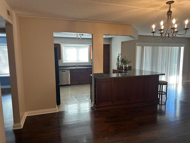 430 S Western Avenue 203, Des Plaines, IL 60016