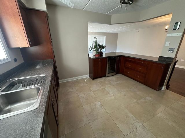 430 S Western Avenue 203, Des Plaines, IL 60016
