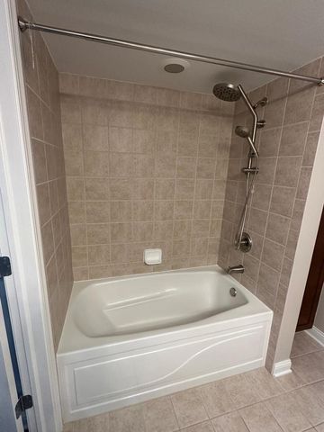 430 S Western Avenue 203, Des Plaines, IL 60016