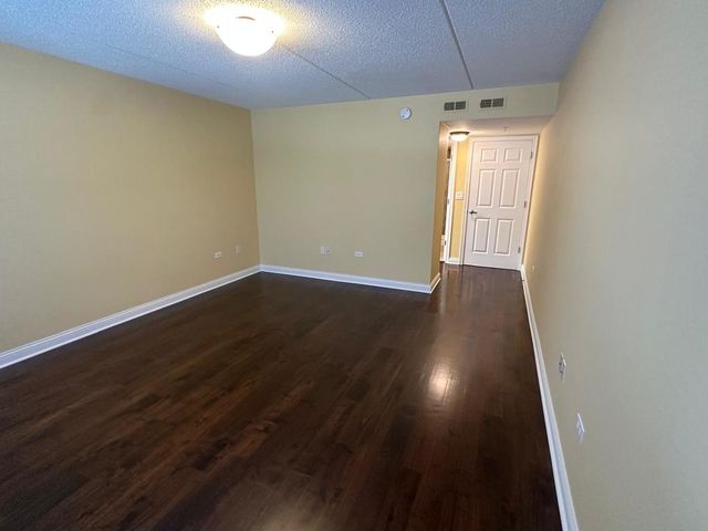 430 S Western Avenue 203, Des Plaines, IL 60016
