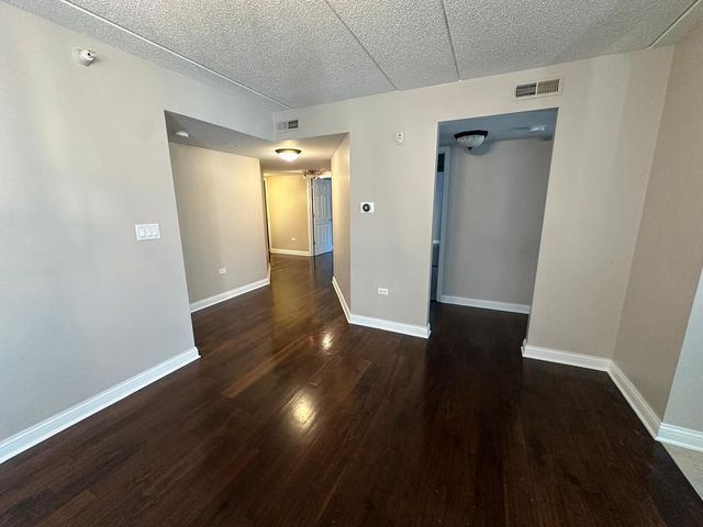 430 S Western Avenue 203, Des Plaines, IL 60016