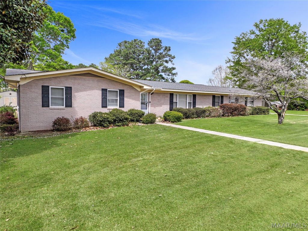 202 Elwyn Avenue, Clanton, AL 35045
