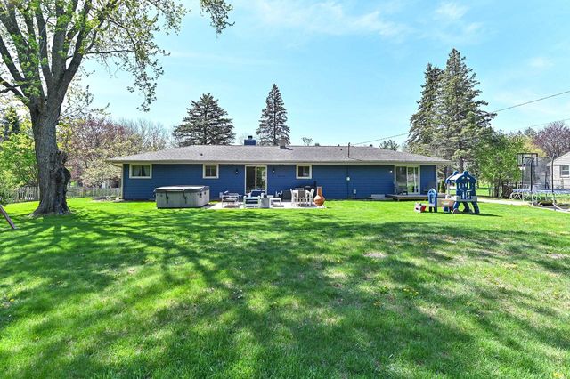 15860 Brookhill DRIVE, Brookfield, WI 53005