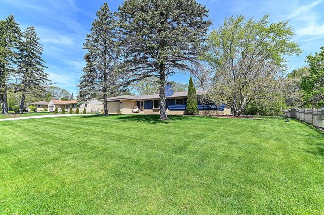 15860 Brookhill DRIVE, Brookfield, WI 53005