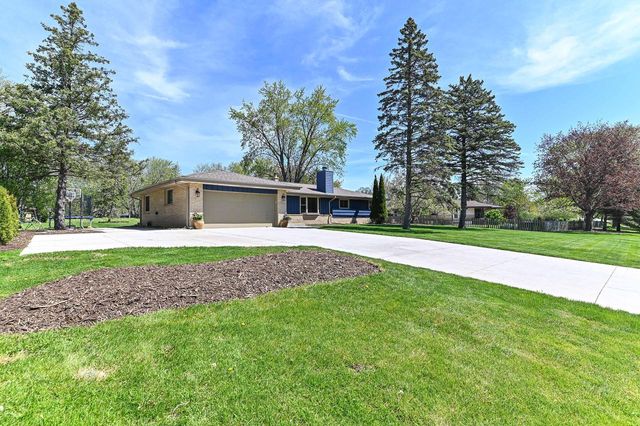 15860 Brookhill DRIVE, Brookfield, WI 53005