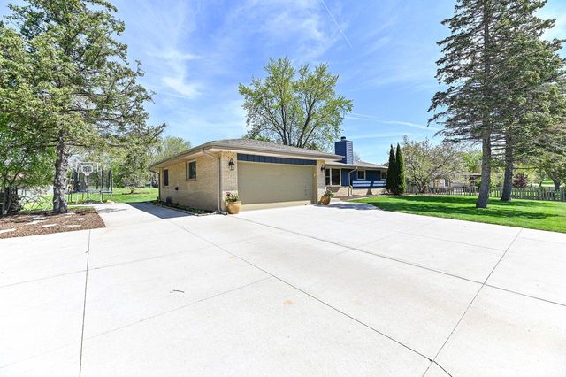15860 Brookhill DRIVE, Brookfield, WI 53005