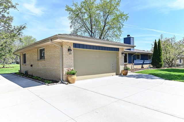 15860 Brookhill DRIVE, Brookfield, WI 53005