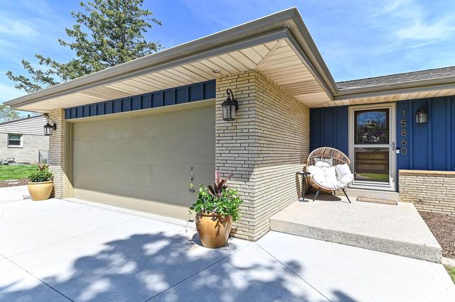 15860 Brookhill DRIVE, Brookfield, WI 53005