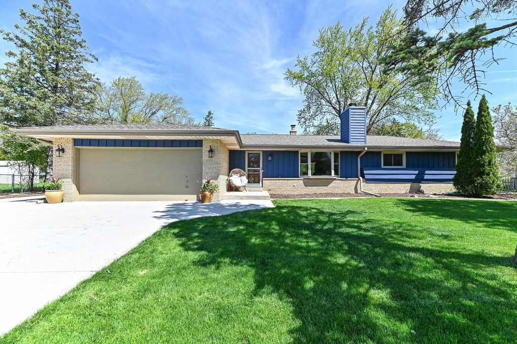 15860 Brookhill DRIVE, Brookfield, WI 53005