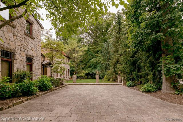 7357 LINDENMERE Drive, Bloomfield Charter Township, MI 48301