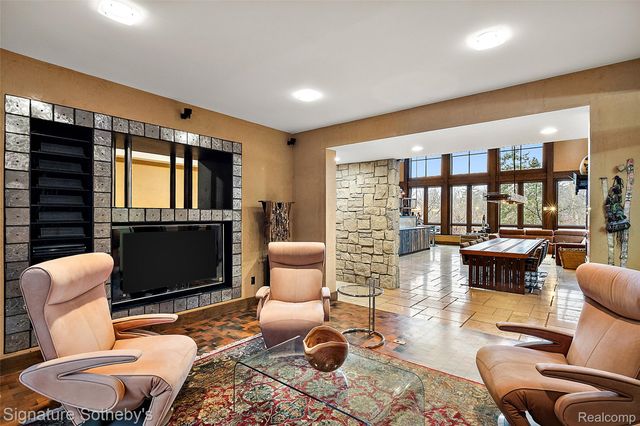 7357 LINDENMERE Drive, Bloomfield Charter Township, MI 48301