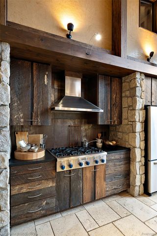 7357 LINDENMERE Drive, Bloomfield Charter Township, MI 48301