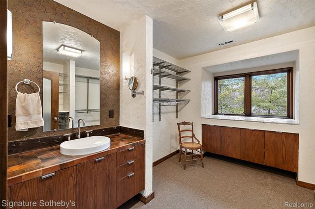 7357 LINDENMERE Drive, Bloomfield Charter Township, MI 48301